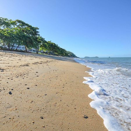 Beachfront Apartments On Trinity Beach Esterno foto