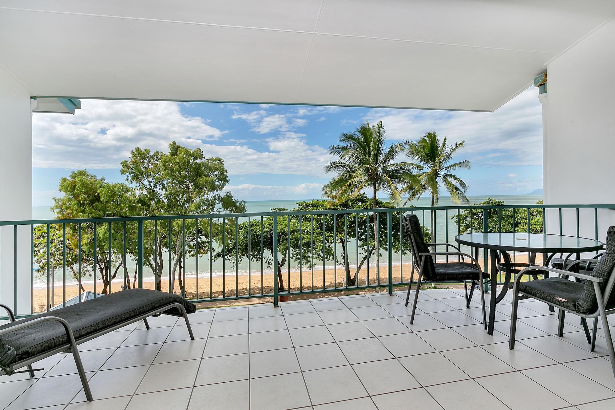 Beachfront Apartments On Trinity Beach Esterno foto