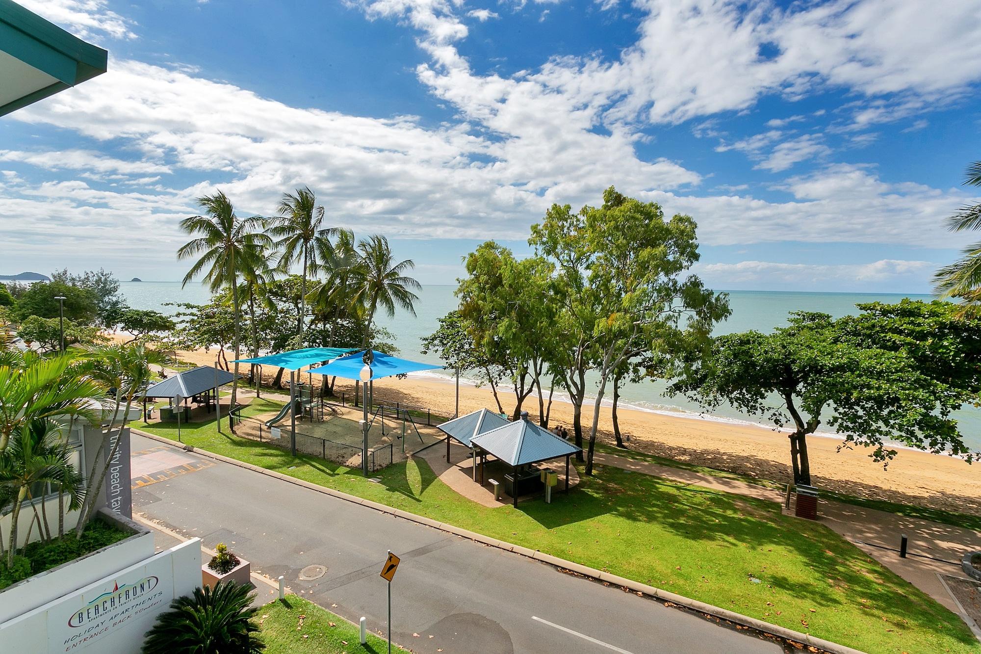 Beachfront Apartments On Trinity Beach Esterno foto