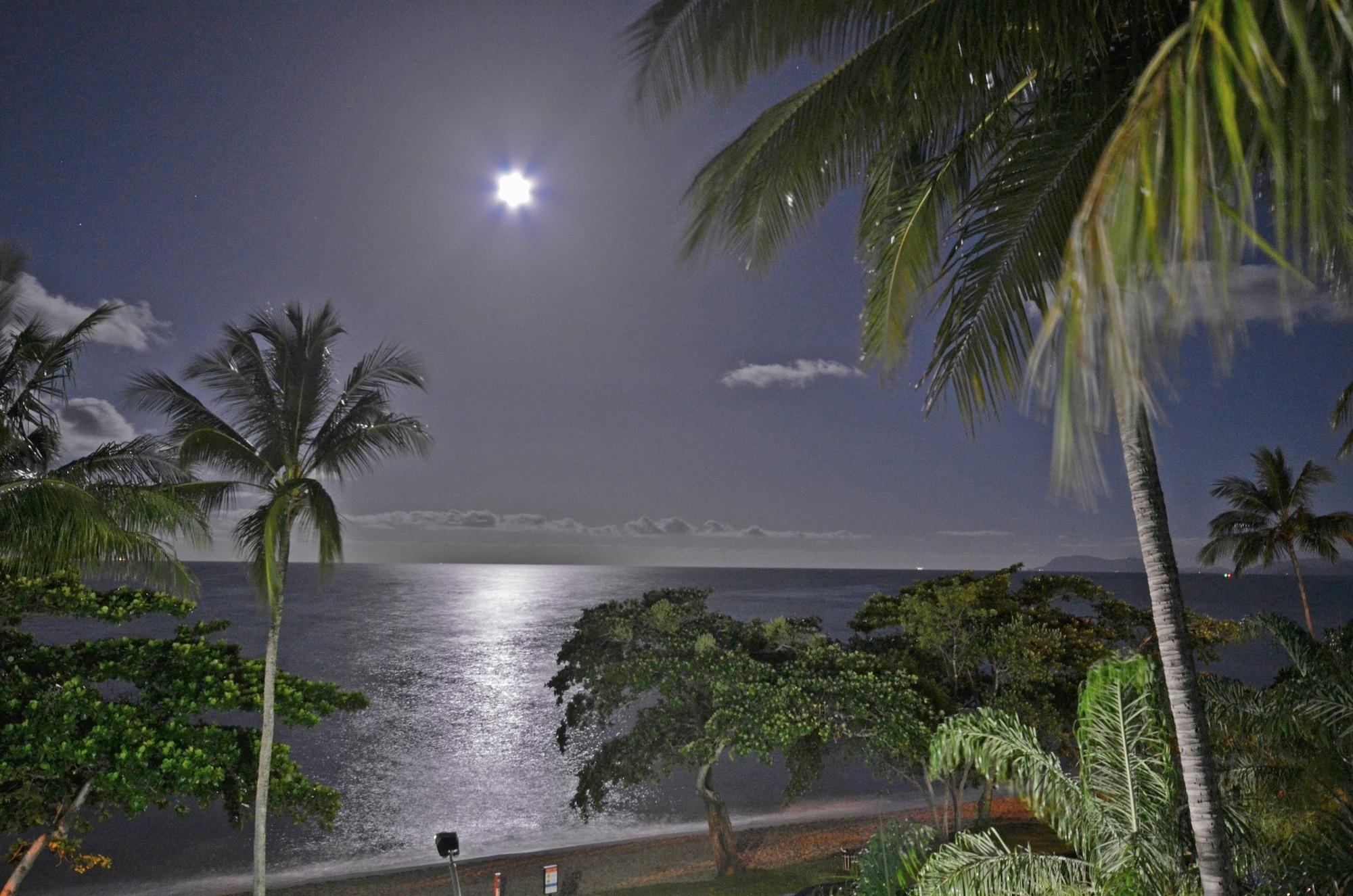 Beachfront Apartments On Trinity Beach Esterno foto