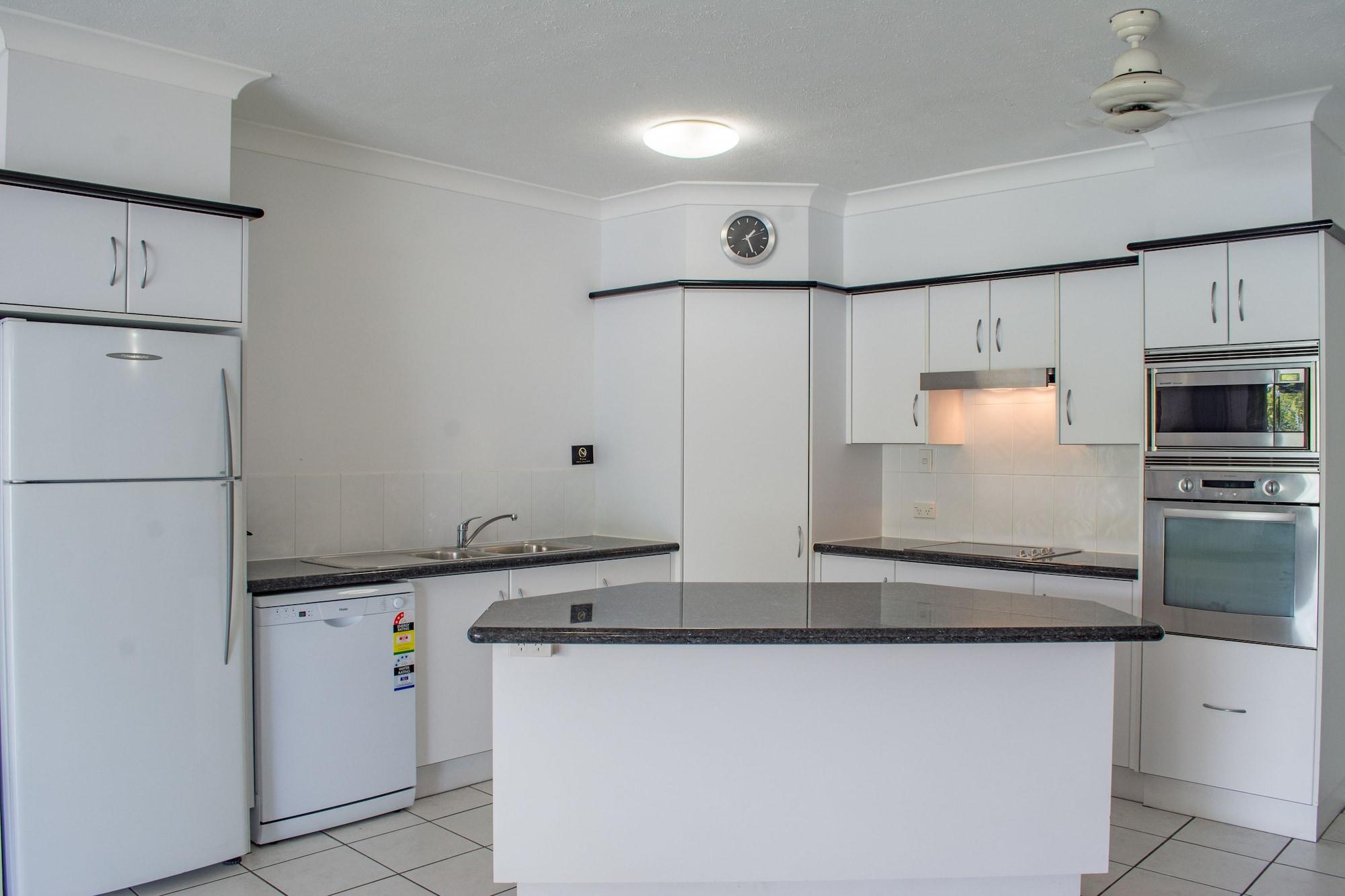 Beachfront Apartments On Trinity Beach Esterno foto