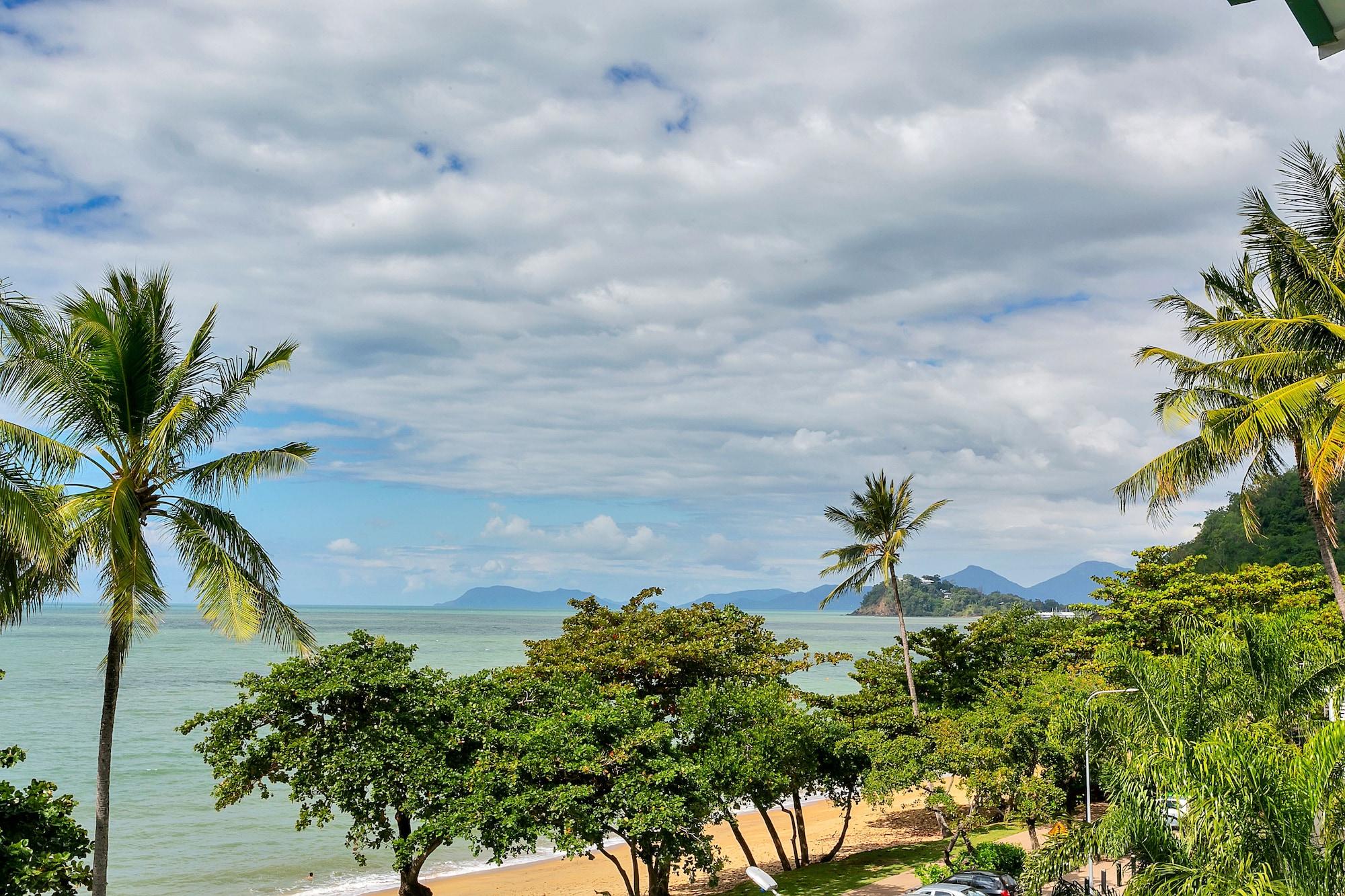 Beachfront Apartments On Trinity Beach Esterno foto
