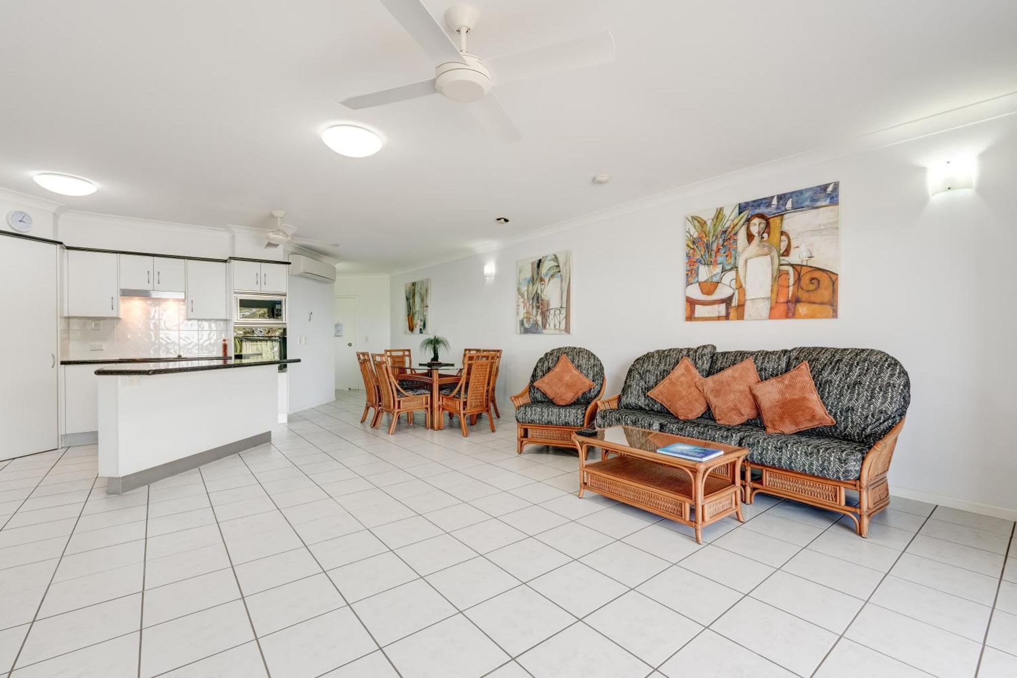 Beachfront Apartments On Trinity Beach Esterno foto