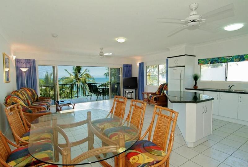 Beachfront Apartments On Trinity Beach Esterno foto