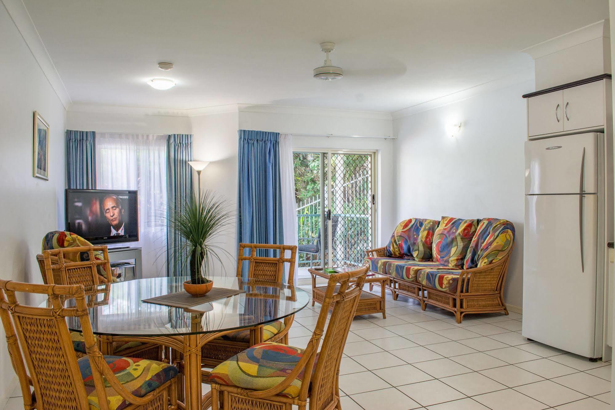 Beachfront Apartments On Trinity Beach Esterno foto
