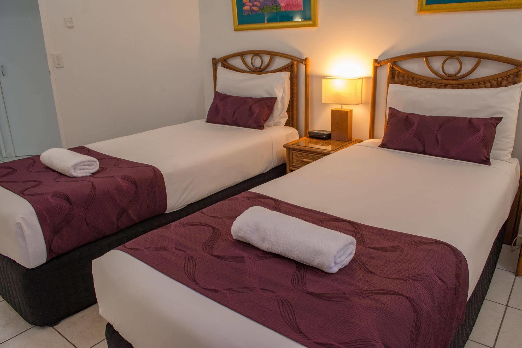 Beachfront Apartments On Trinity Beach Esterno foto