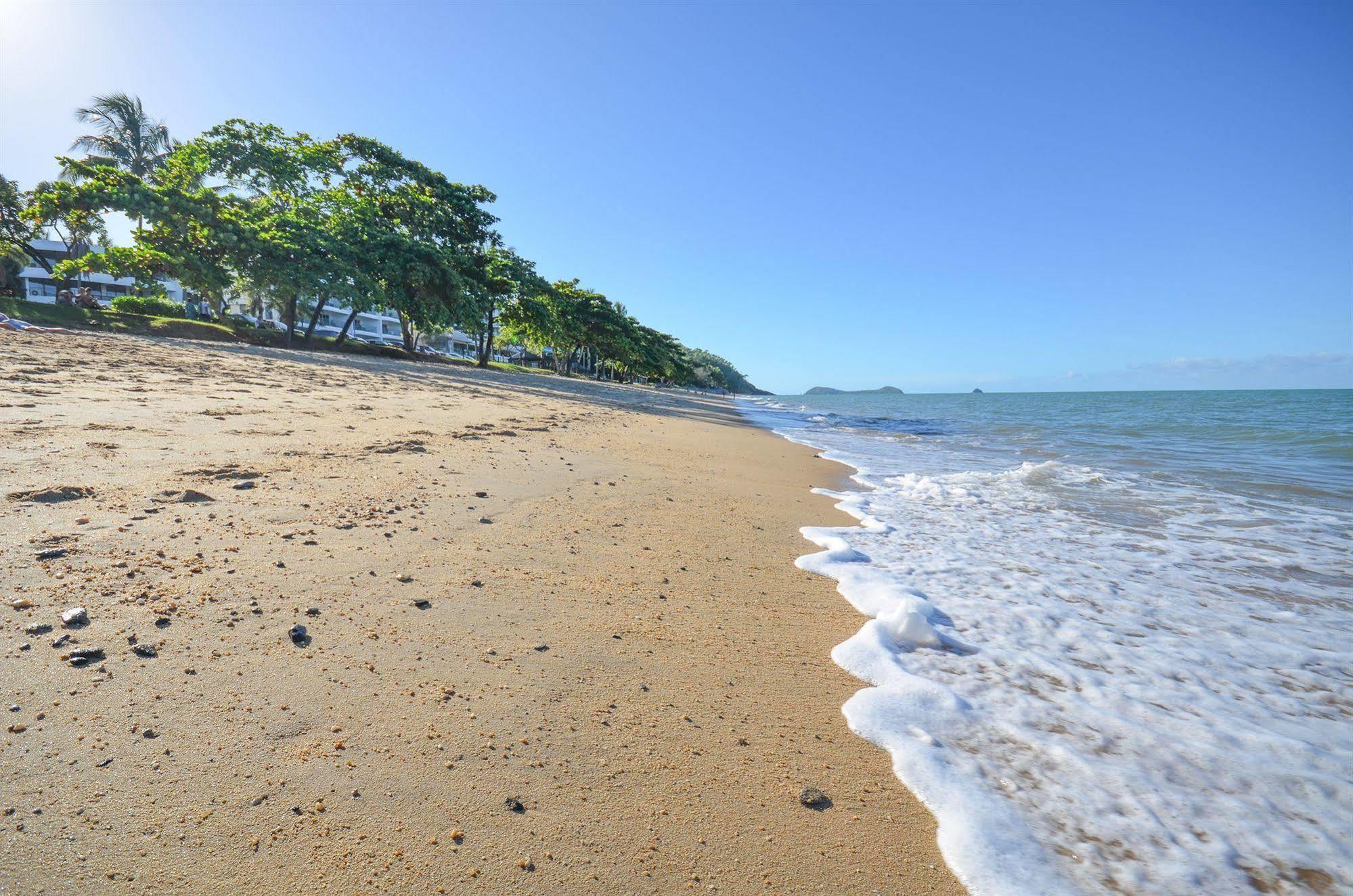 Beachfront Apartments On Trinity Beach Esterno foto