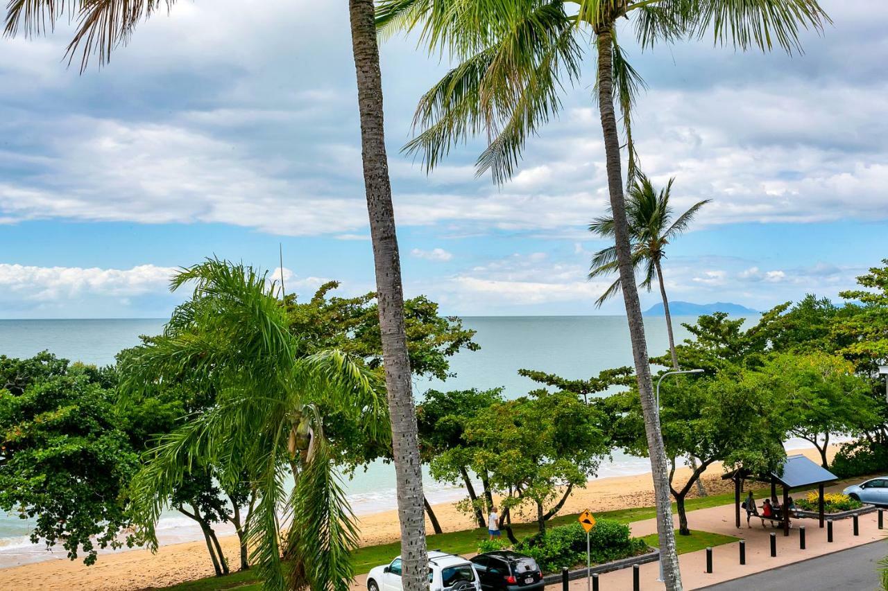 Beachfront Apartments On Trinity Beach Esterno foto