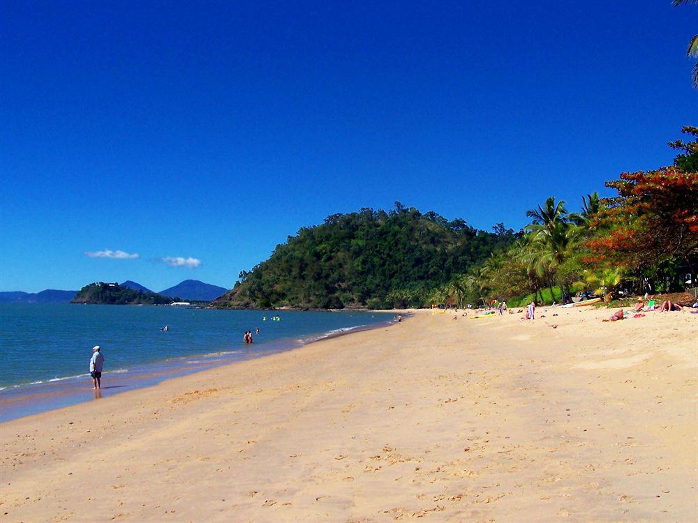 Beachfront Apartments On Trinity Beach Esterno foto